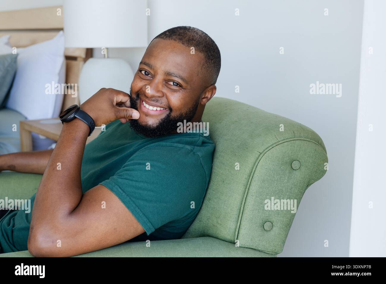 Drei separate Linienzeichnungen mit Dreieckzählrätseln auf neutralem Hintergrund Stockfoto