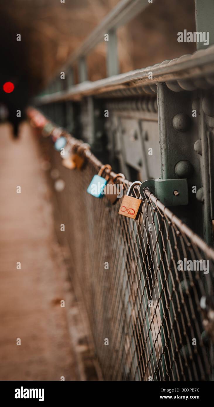 Love Locks auf der Brücke mit romantischem Symbol und Tiefenfeld Stockfoto
