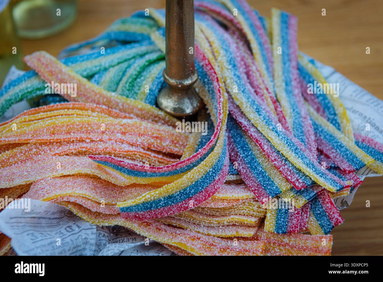 Farbenfrohe, zuckerbeschichtete Sauerstreifen, eine beliebte Art von würzigen, zähen, gummiartigen Bonbons, die für ihre intensive saure Beschichtung und ihre Vielfalt an Fruchtflavos bekannt sind Stockfoto