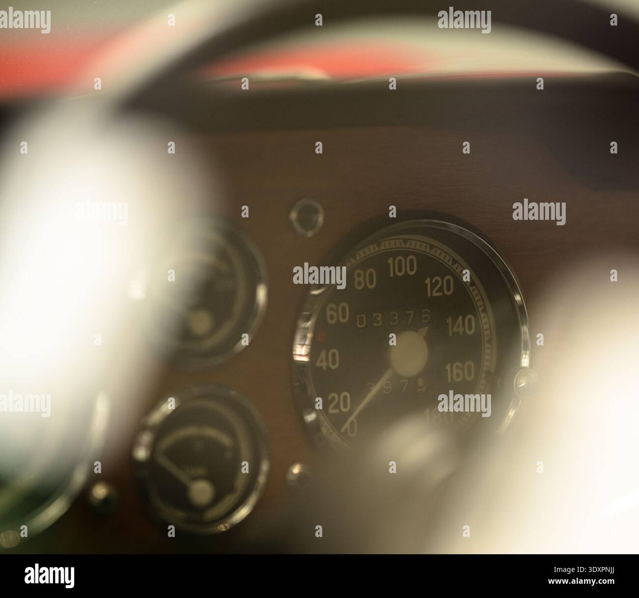 Trollh?ttan, Schweden - 28. Juni 2024: Tachometer des roten Saab Sonett III Stockfoto