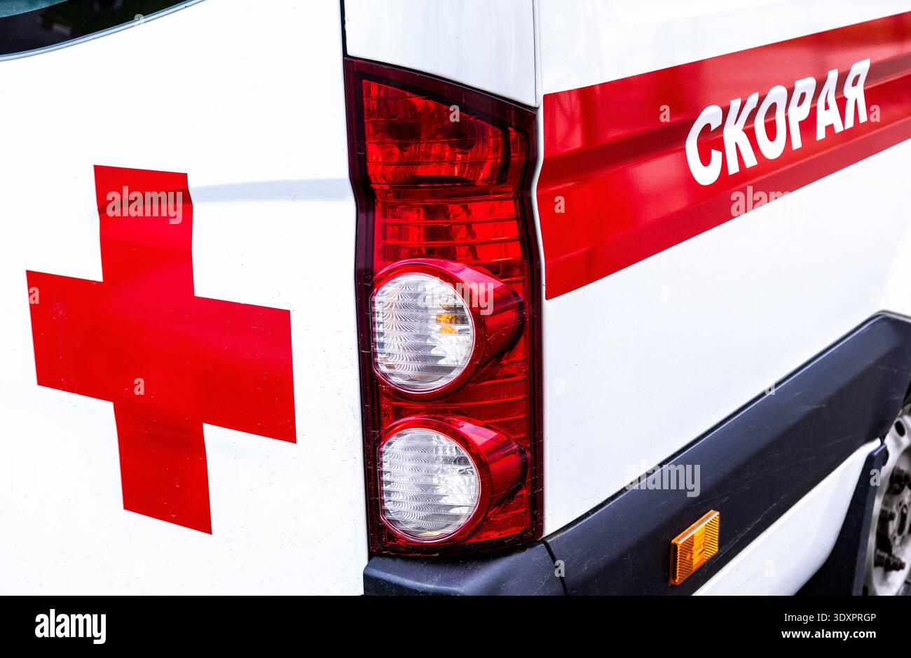 Ambulanzwagen mit rotem Kreuz. Text auf Russisch: Medizinische Notfallversorgung Stockfoto