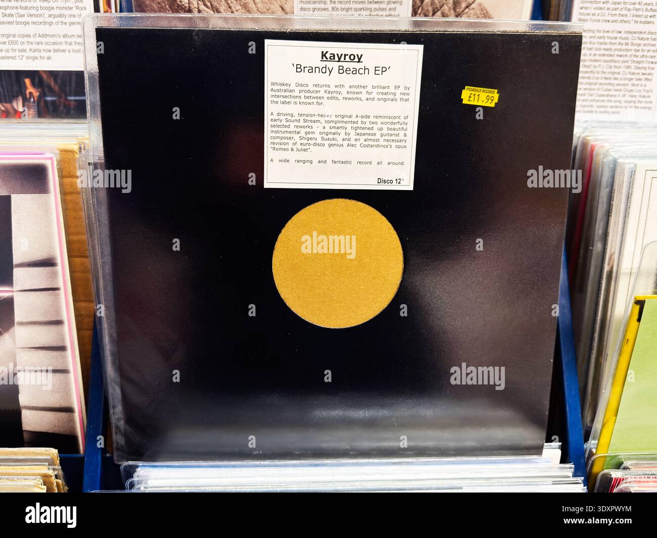 Manchester, Großbritannien - 28. Februar 2026: Nahaufnahme einer Kayroy Brandy Beach EP Disco 12 Vinyl, ausgestellt in einem Plattenladen Rack, schwarzem Sleeve und Preistitel Stockfoto