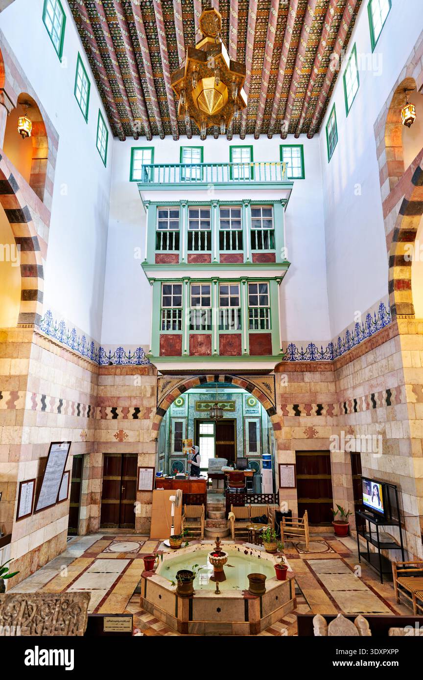 Besucher erkunden das Al Khatt Al Arabi Arabische Kalligraphie Museum in Damaskus. Das Museum zeigt arabische Kalligraphie-Kunst und kulturelle Exponate. Stockfoto