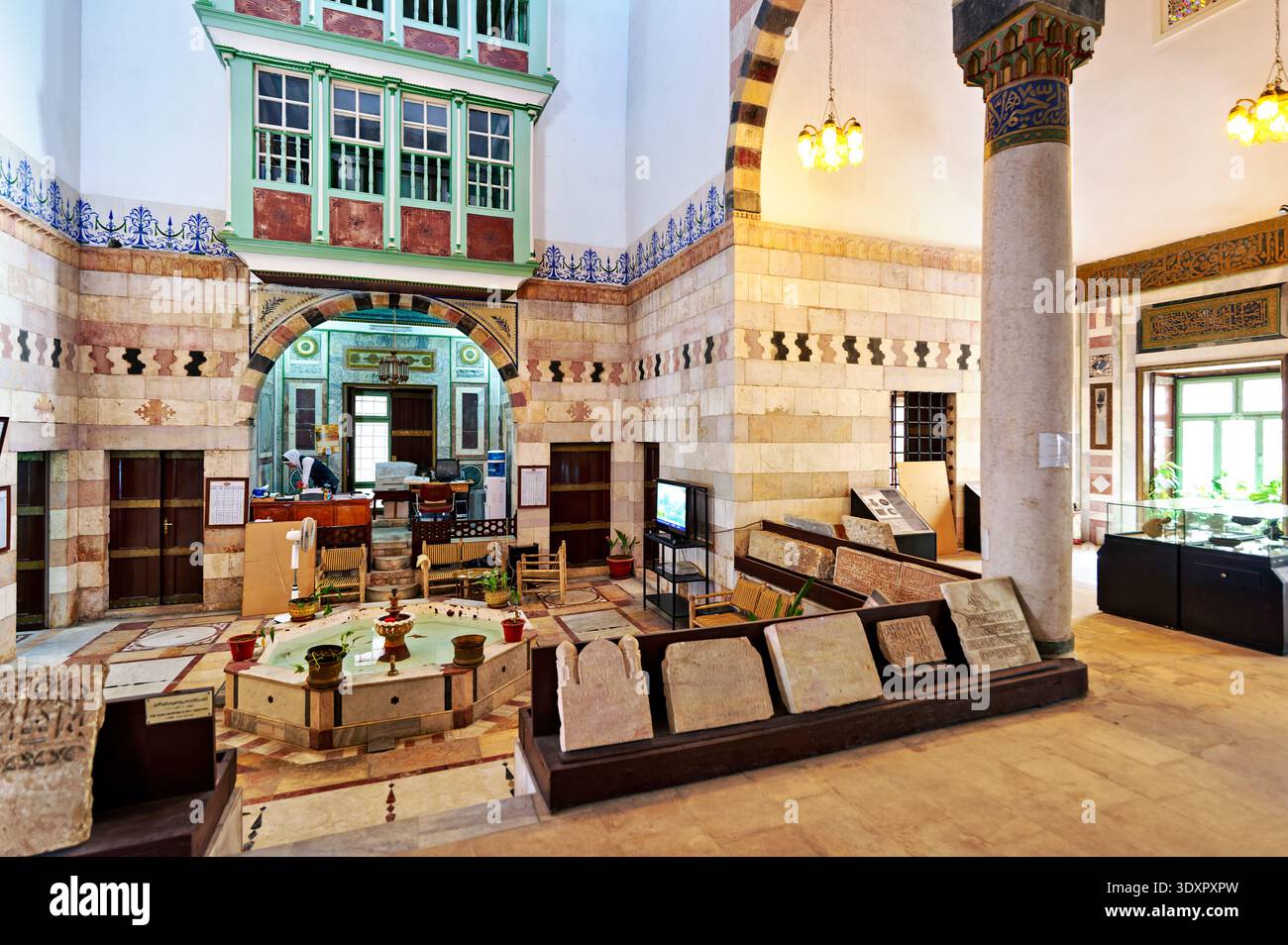 Das arabische Kalligrafie-Museum Al Khatt Al Arabi in Damaskus wird von Besuchern besucht. Die Ausstellungen zeigen arabische Kalligraphie und Artefakte im historischen Gebäude. Stockfoto