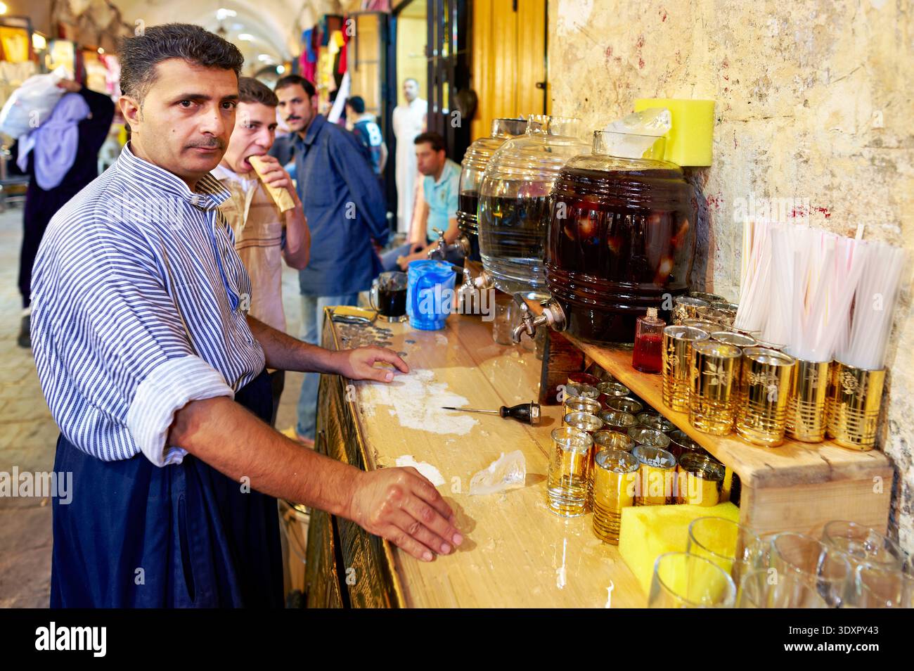 Im geschäftigen Souk von Aleppo werden verschiedene Getränke angeboten. Besucher genießen die lebhafte Atmosphäre beim Kauf lokaler Getränke. Stockfoto