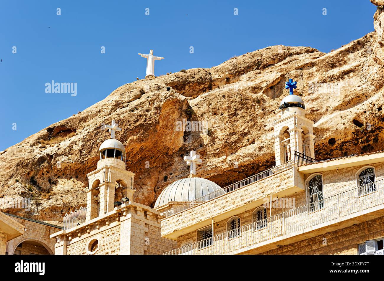 Die Menschen erkunden das Kloster Saint Thecla in Maaloula, Syrien. Der Ort hat historische Bedeutung und liegt in der Nähe eines Berges. Stockfoto