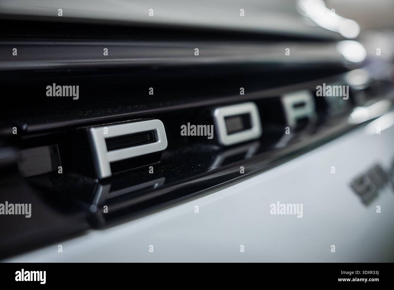 Heckaufkleber auf weißem Porsche 911 Carrera im Showroom Stockfoto