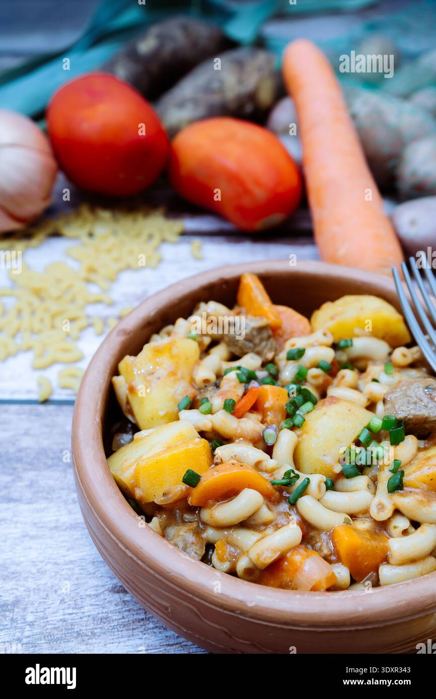Herzhafter Rindergulasch-Eintopf mit Nudeln und Gemüse Stockfoto