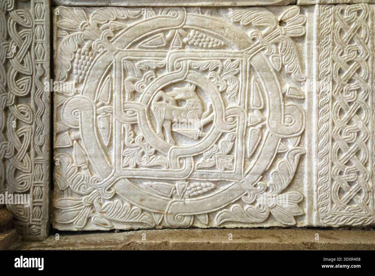 Antike römische Marmorplatte in der Basilika von Aquileia, Italien Stockfoto