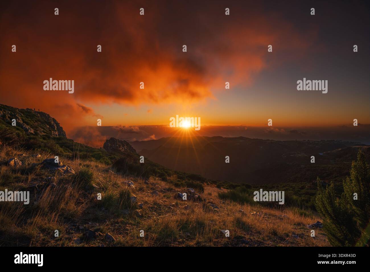 Epischer Sonnenaufgang, erleuchtet durch goldenes Morgenlicht über den Wolken am Pico do Arieiro, Madeira. Einer der spektakulärsten Aussichtspunkte auf Madeira Stockfoto