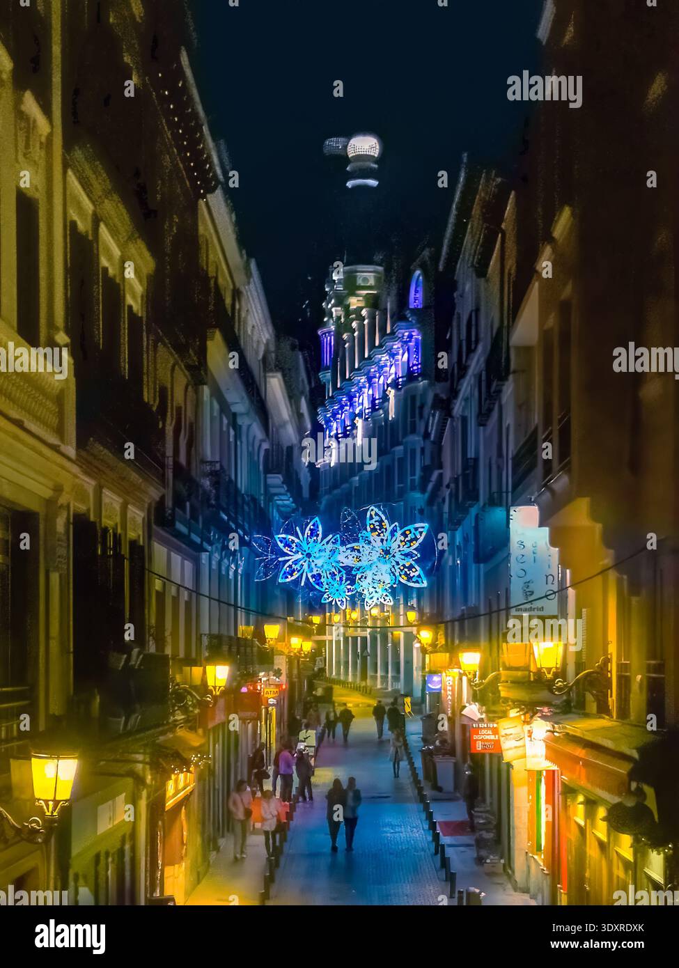 Die festliche Straße in Madrid wird während der Weihnachtszeit von wunderschönen Weihnachtslichtern beleuchtet. Fußgänger genießen es. Madrid, Spanien - 30. November 2021 - Smartphone-aufgenommenes Stockfoto