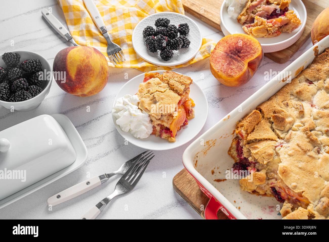 Frisches Obst-Schuster-Dessert mit Pfirsich Stockfoto