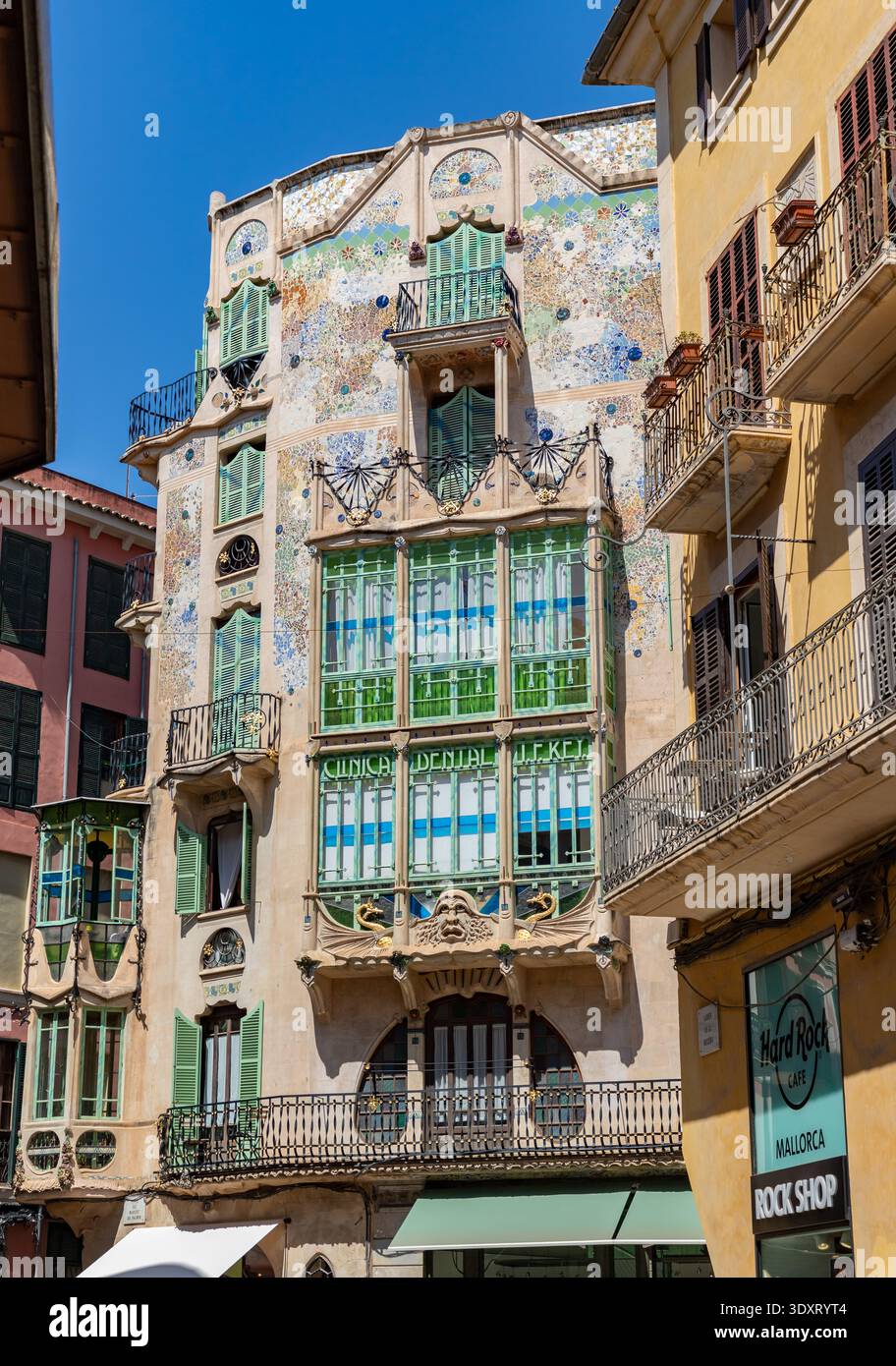 Ein Bild des Can Forteza Rey Gebäudes in Palma de Mallorca, inspiriert von Gaudi. Stockfoto