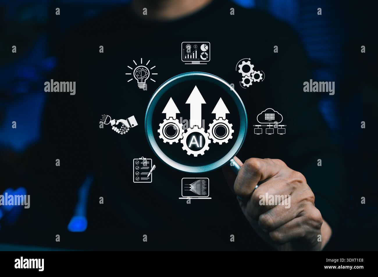 Geschäftskonzept künstliche Intelligenz. Die Lupe von Hand über KI-Zahnrädern und aufsteigende Pfeile sorgen für Produktivität, Automatisierung und Workflow Stockfoto