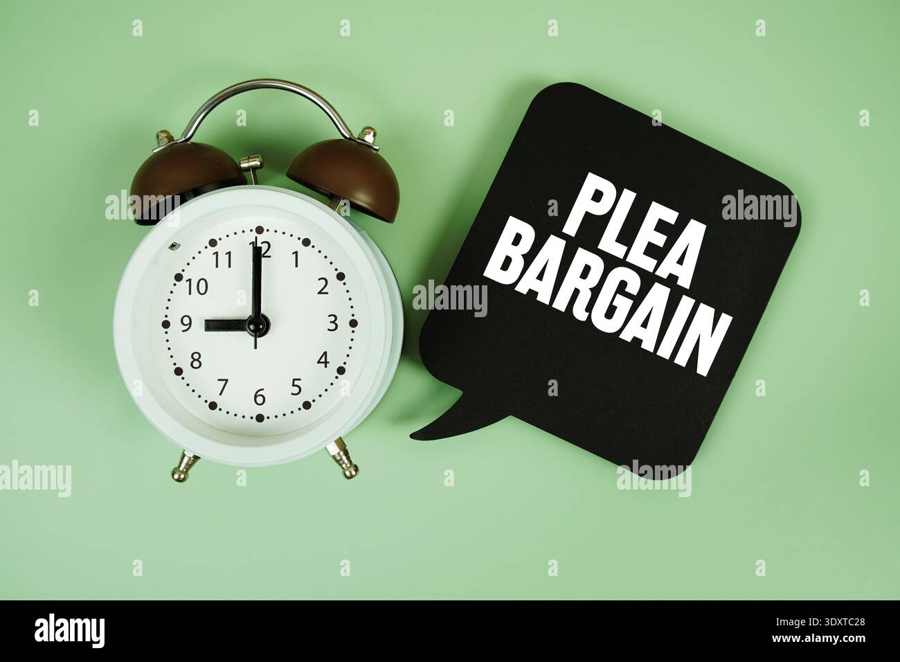 Schnäppchentext auf Sprechblase mit Wecker auf grünem Hintergrund Stockfoto