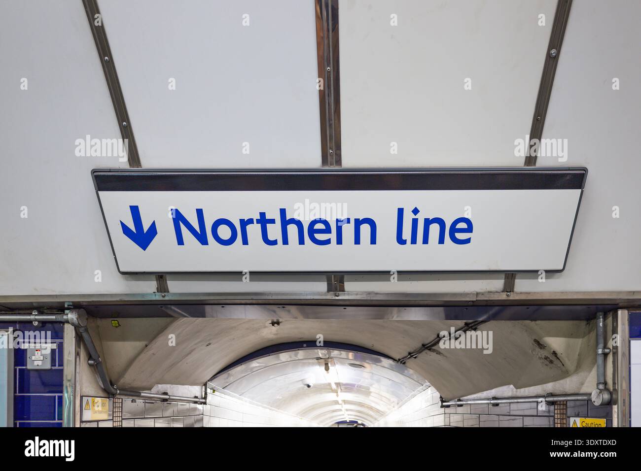 Schild der Northern Line, das nach unten in einer Londoner U-Bahn-Station zeigt Stockfoto