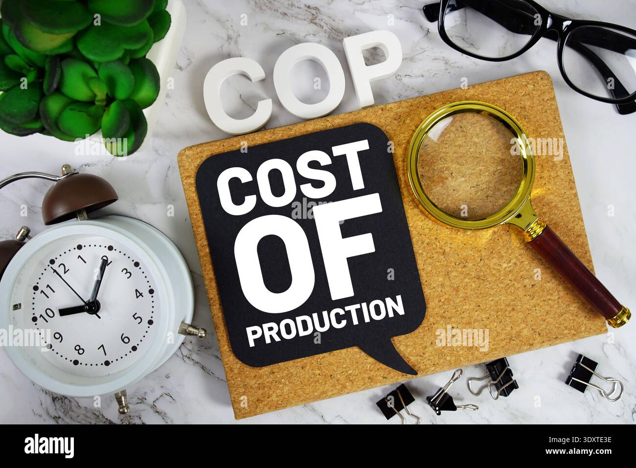 COP Cost of Production Akronym mit Wecker und Lupe, Hintergrund Geschäftskonzept Stockfoto