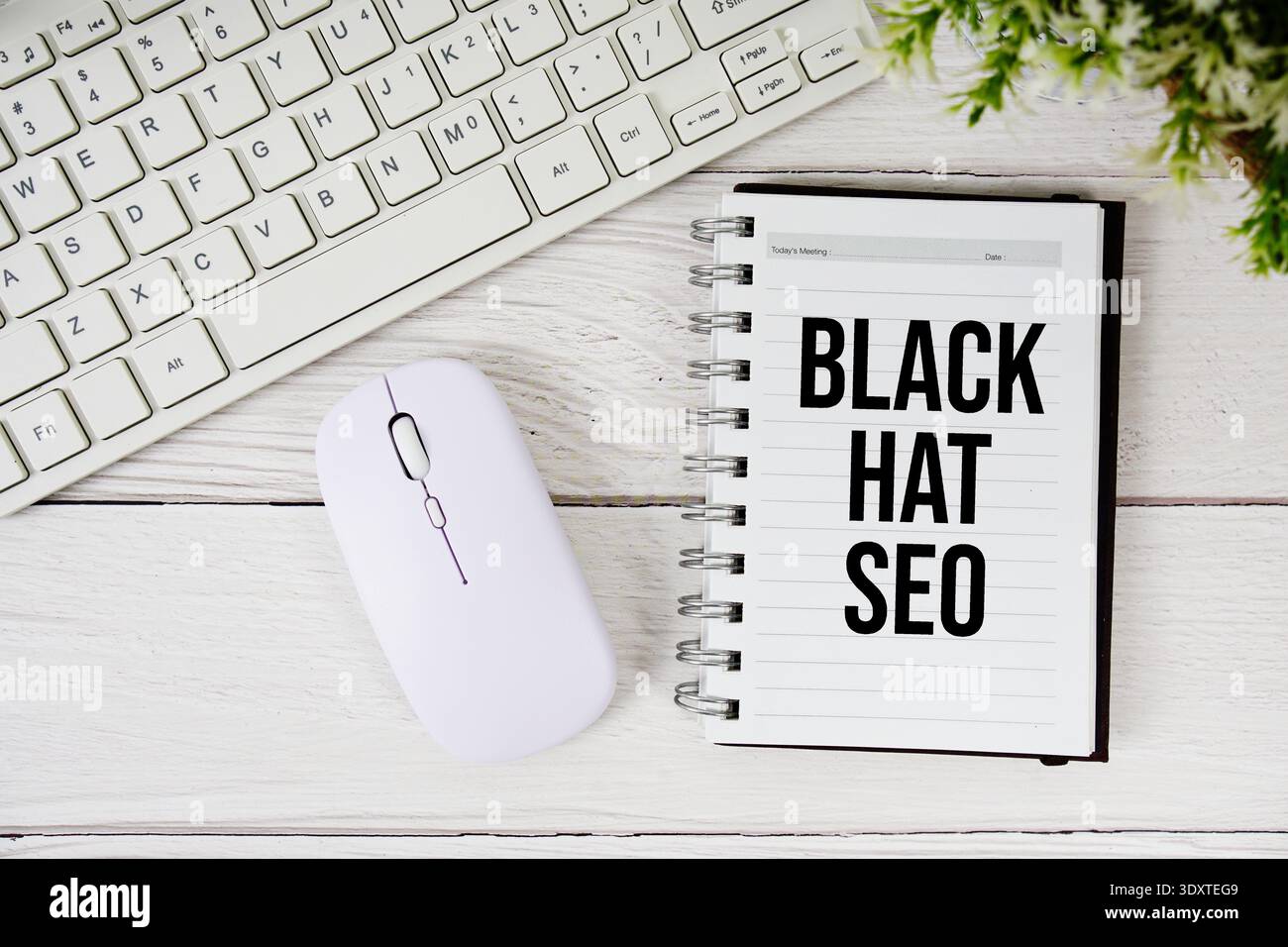 Black hat SEO-Text mit Tastatur und kabelloser Maus auf hölzernem Hintergrund Stockfoto