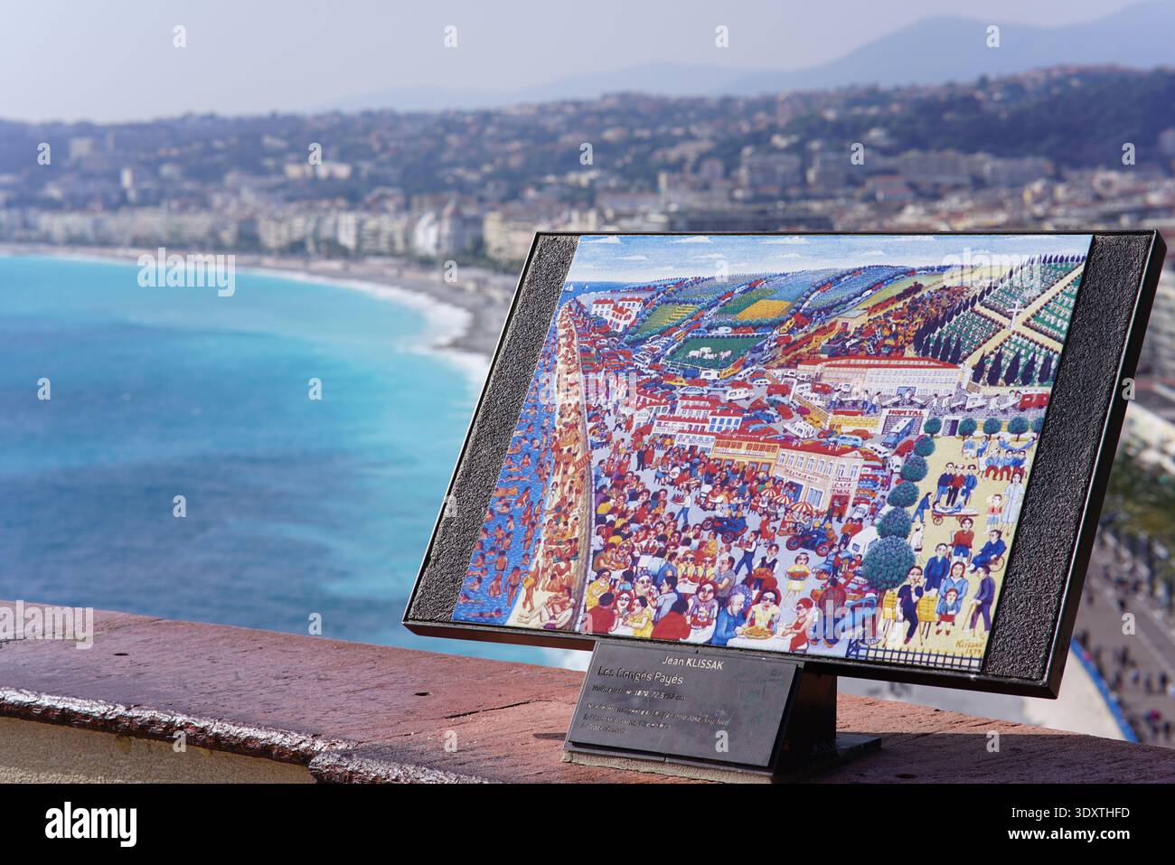 Gerahmte farbenfrohe Panoramablick-Illustration von Nizza's Baie des Anges und überfülltem Strand an einem malerischen Aussichtspunkt auf dem Hügel mit Blick auf die Berge Stockfoto