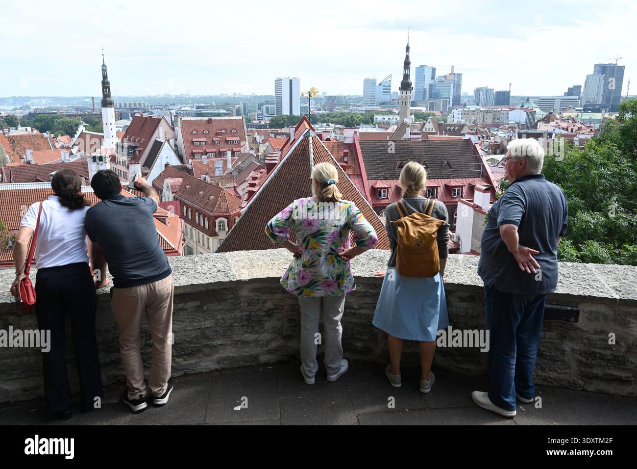 Tallinn, Estland - 24. Juli 2024: Touristen in der Altstadt von Tallinn, Estland. Stockfoto