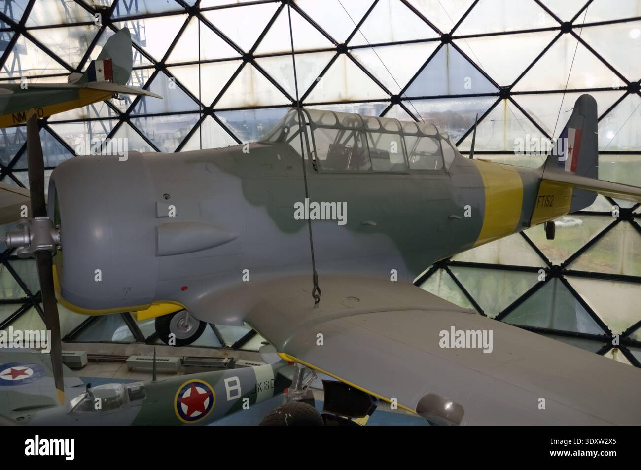 Nordamerikanisches AT-6C Harvard (Texan)-Flugzeug mit fortgeschrittenem Trainer im Museum of Aviation in Belgrad, Serbien Stockfoto