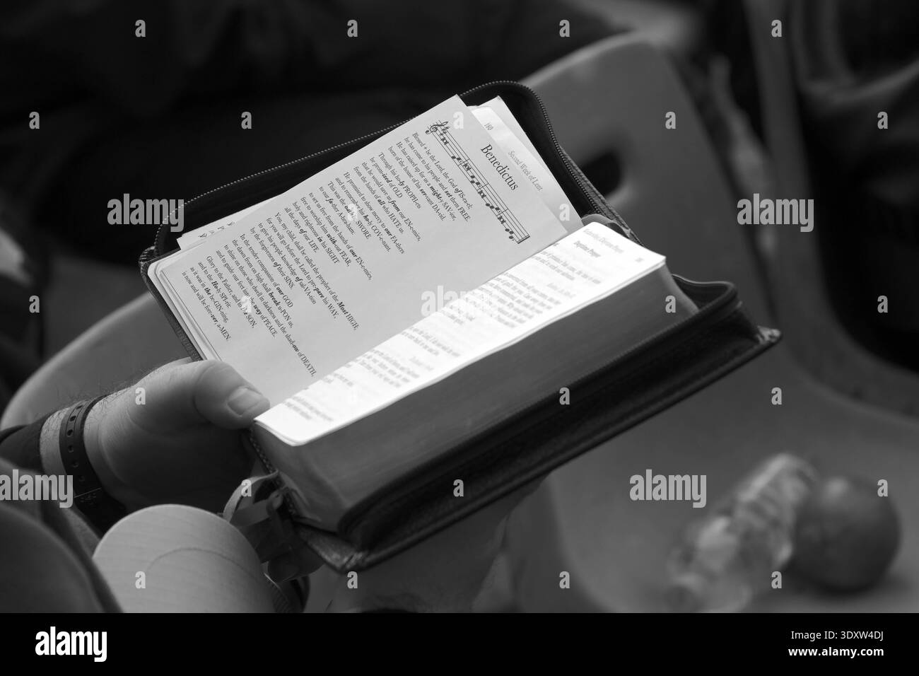 ITALIEN - PAPST LEO XIV. WÄHREND SEINER WÖCHENTLICHEN GENERALAUDIENZ AUF DEM PETERSPLATZ IM VATIKAN - 2026/3/04 Italien, Rom, Vatikan, 2026/3/04 .Papst Leo XIV. Während seiner wöchentlichen Generalaudienz auf dem Petersplatz NUR im Vatikan - KEINE BÜCHER Copyright: XALESSIAxGIULIANIx Stockfoto