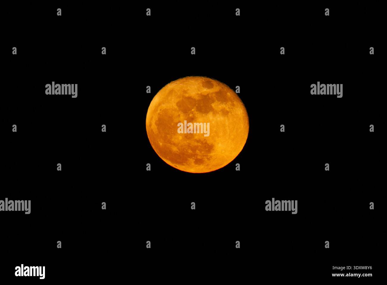Mondfinsternis, die den Mond orange oder rot erscheinen lässt Stockfoto