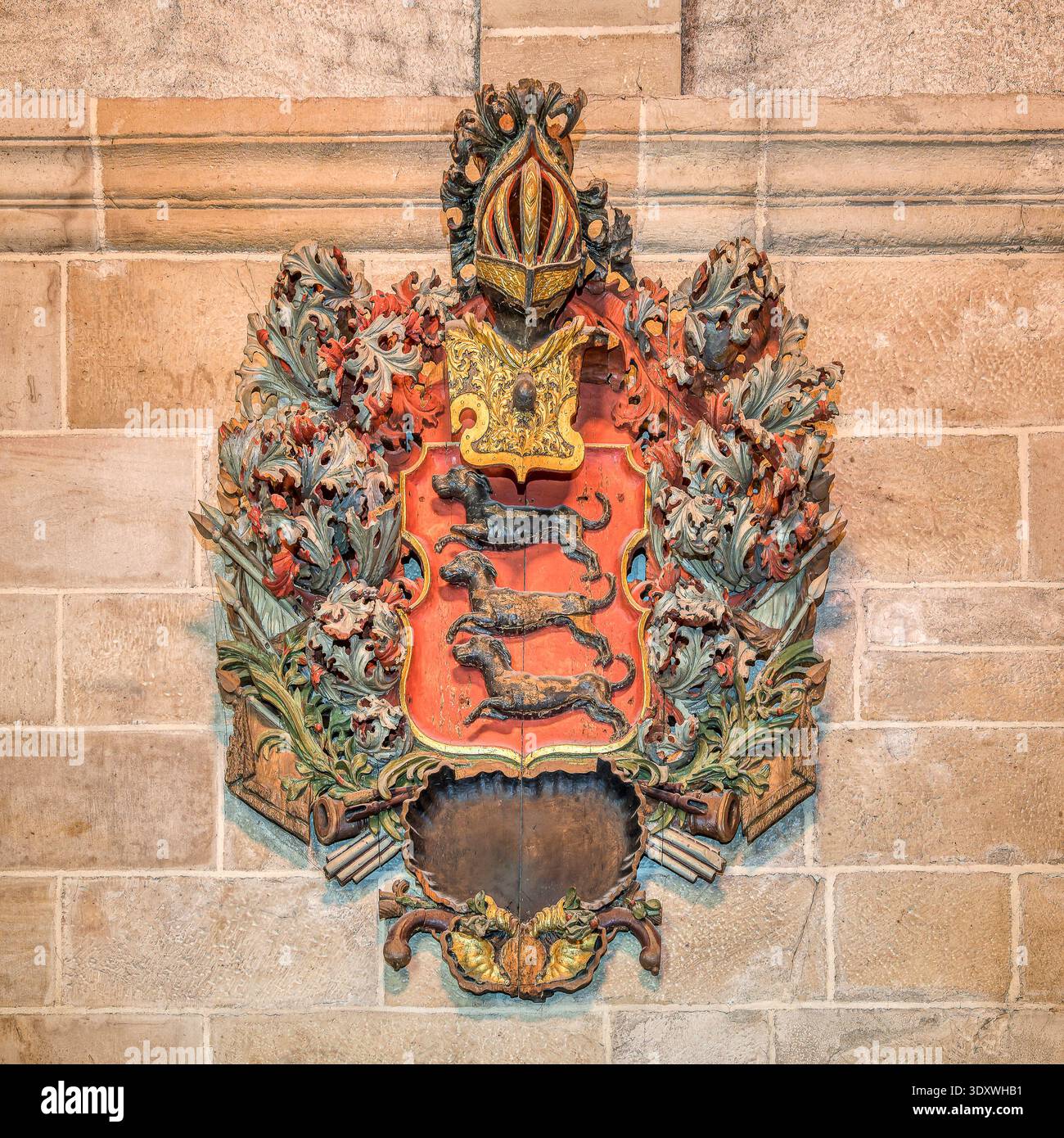 Ein Wappen des heraldischen Begräbnisses auf einem Steingrund in der Kathedrale von Lund in Schweden, Mai 2023 Stockfoto