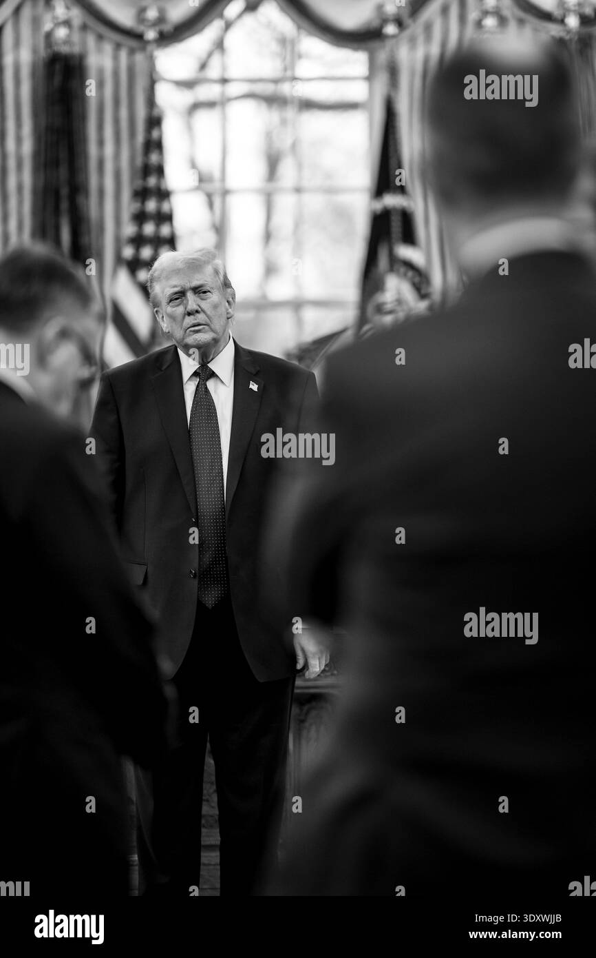 Washington, Vereinigte Staaten Von Amerika. März 2026. Washington, Vereinigte Staaten von Amerika. März 2026. US-Präsident Donald Trump, links, spricht mit Bundeskanzler Friedrich Merz, rechts, während eines bilateralen Treffens im Oval Office des Weißen Hauses am 3. März 2026 in Washington, DC Credit: Daniel Torok/White House Photo/Alamy Live News Stockfoto