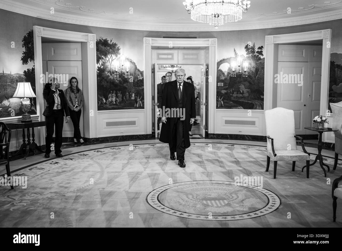 Washington, Vereinigte Staaten Von Amerika. März 2026. Washington, Vereinigte Staaten von Amerika. März 2026. US-Präsident Donald Trump geht durch den diplomatischen Empfangsraum, um Bundeskanzler Friedrich Merz zu begrüßen, bevor er am 3. März 2026 im Weißen Haus in Washington, D.C. ein bilaterales Treffen stattfindet Stockfoto