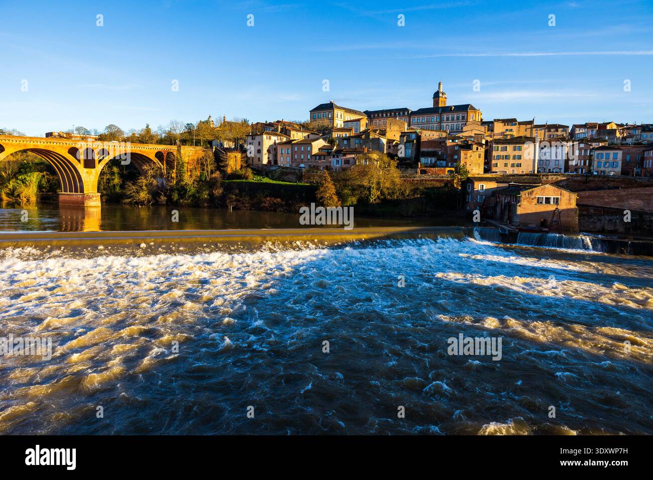 Lapérouse Highschool mit Blick auf die Gebäude des Stadtzentrums von Albi und den Tarn vom rechten Ufer Stockfoto