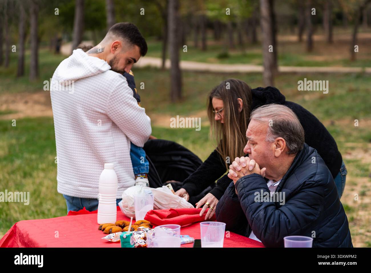 Familientreffen über mehrere Generationen hinweg, Essen teilen und sich in einer natürlichen Umgebung im Park treffen Stockfoto