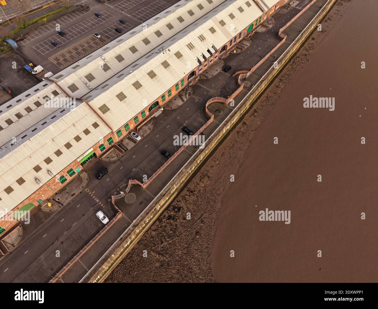 Luftaufnahme eines Transporthofs mit geparkten Fahrzeugen und Ladebereichen. Stockfoto