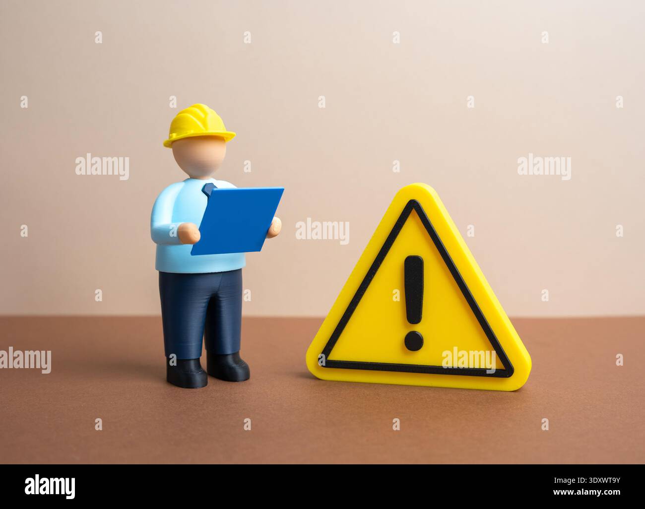 Ein Techniker mit Helm und Blaupausen untersucht ein Problem. Ein technologisches Problem und die Suche nach einer technischen Lösung. Baucode Stockfoto