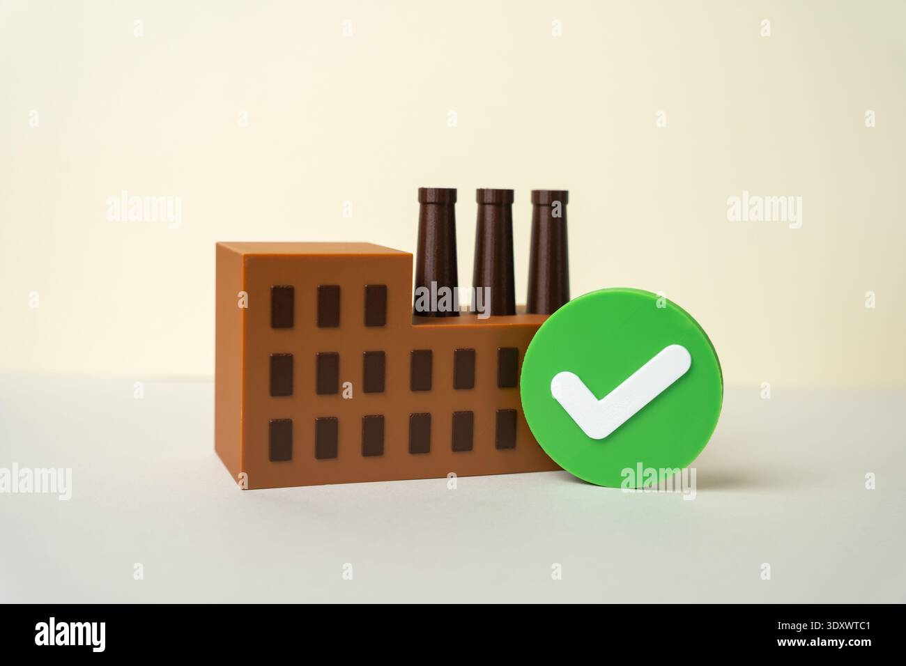 Ein Werk mit einem grünen Häkchen. Das Industriewerk hat die Inspektion bestanden. Umweltstandards werden eingehalten. Nachhaltige Produktion und Öko-Komp Stockfoto