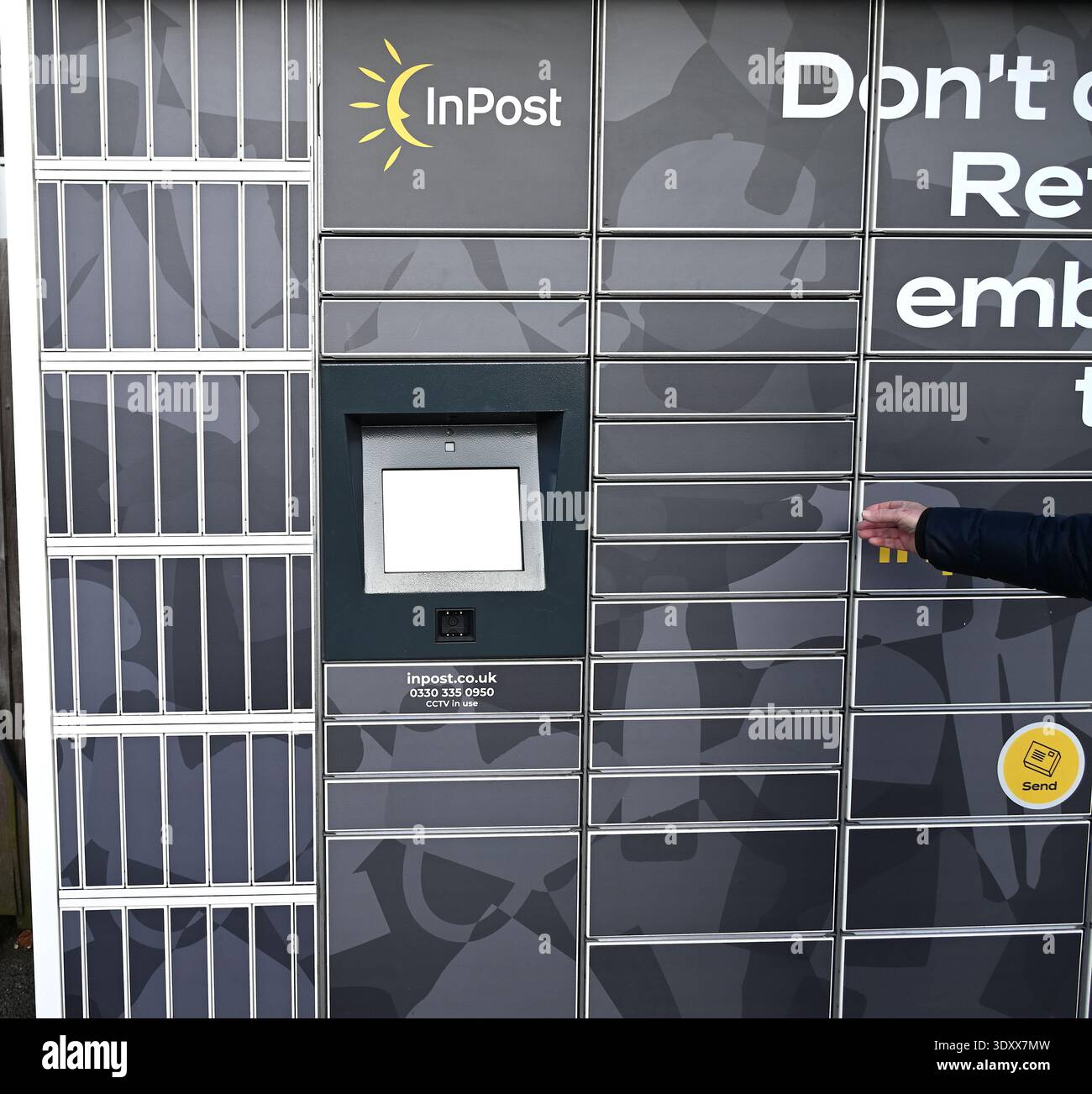 Die Person nutzt den Postdienst in Großbritannien. Stockfoto