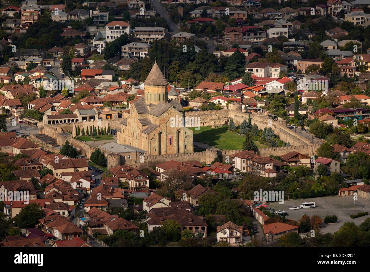 Luftaufnahme der Svetitskhoveli-Kathedrale und des befestigten Komplexes in Mzcheta, Georgien Stockfoto