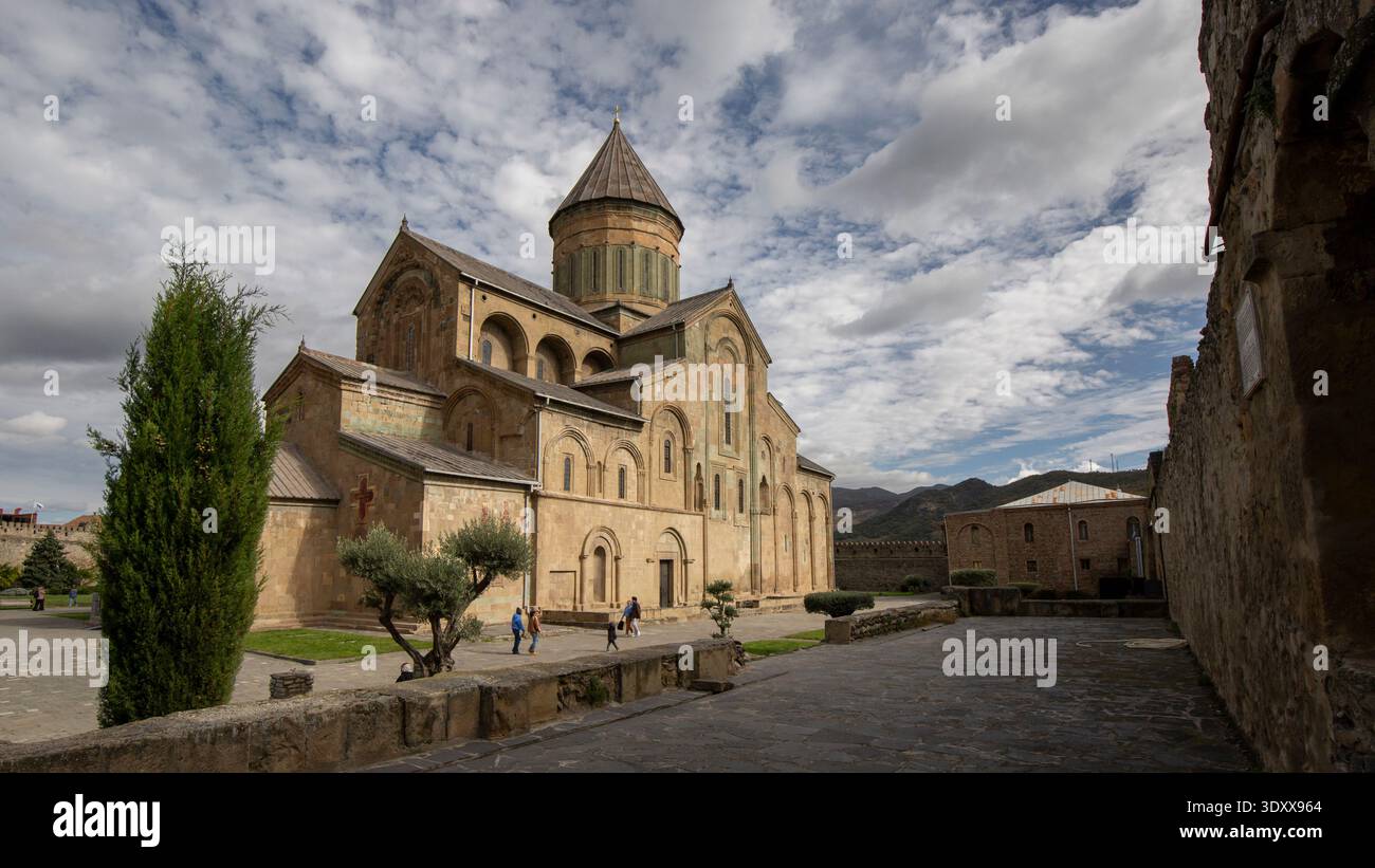 Blick vom Boden auf die Svetitskhoveli-Kathedrale, die georgisch-orthodoxe Kirche aus dem 11. Jahrhundert und das UNESCO-Weltkulturerbe in Mzcheta, Georgien Stockfoto