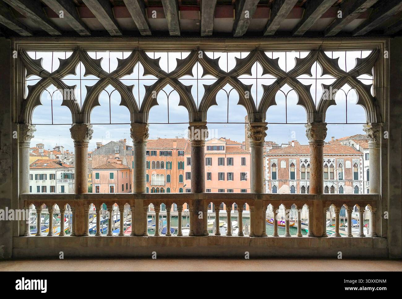 Gotische Maßwerk und Säulen am Balkon der Ca’ d’Oro, 1422–1440, Cannaregio, Venedig, Italien Stockfoto