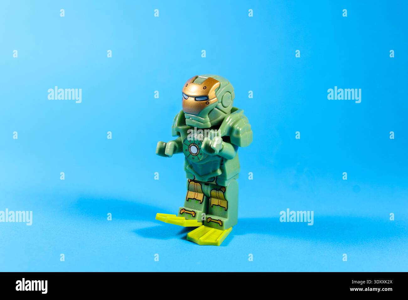 LEGO Iron man Minifigur in seinem tiefen Taucheranzug unter Wasser vor blauem Hintergrund Stockfoto