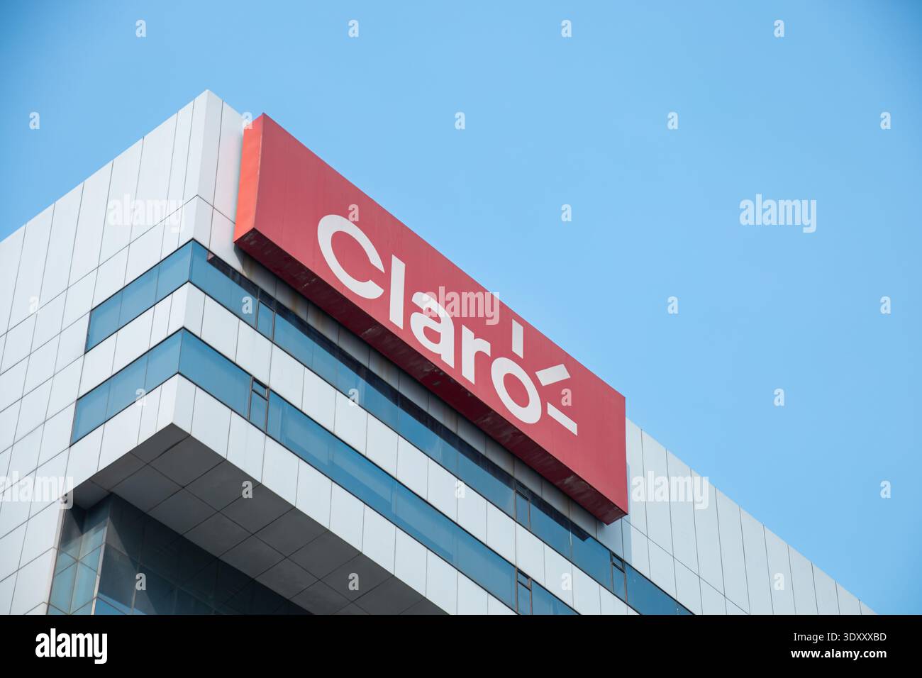 Flacher Blick auf das Schild Claro Ecuador am Hauptsitz, das die Telekommunikations- und Technologieinfrastruktur in Ecuador darstellt. Stockfoto
