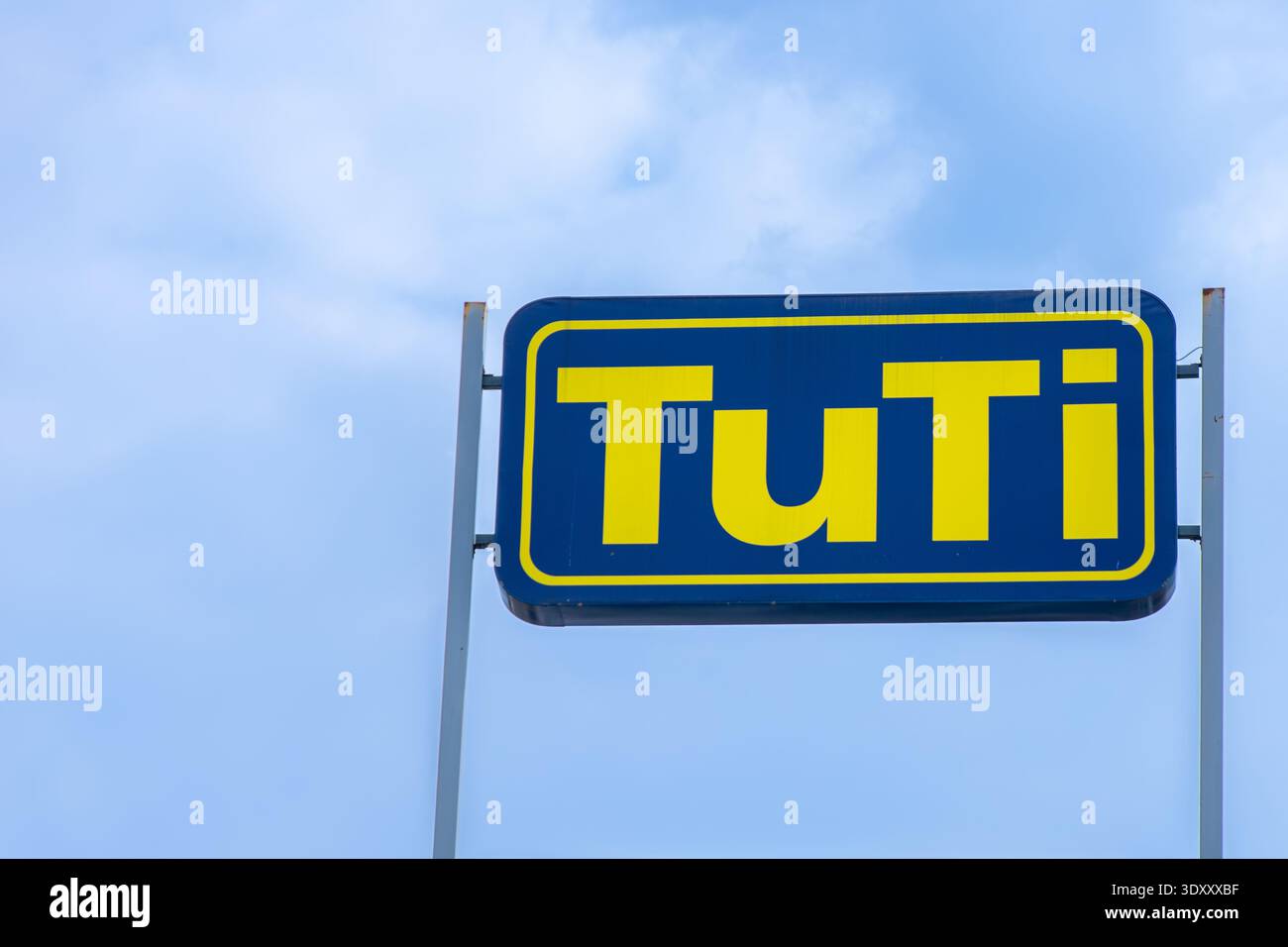 Außenansicht des Tuti-Supermarktschilds vor blauem Himmel, das das Markenzeichen des Einzelhandels und den Discount-Supermarkt in Ecuador repräsentiert. Stockfoto