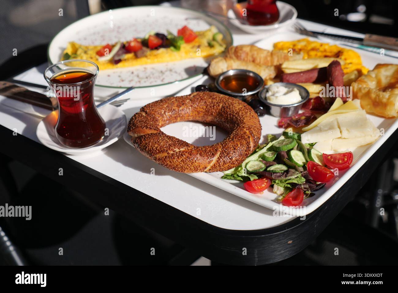 Frühstück mit Tee und verschiedenen Gerichten auf dem Tisch Stockfoto