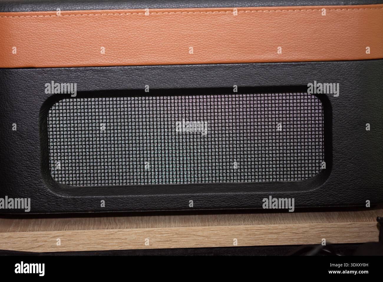 Retro Bluetooth Record Player im Vintage-Stil mit 2 integrierten Stereo-Lautsprechern, Stockfoto