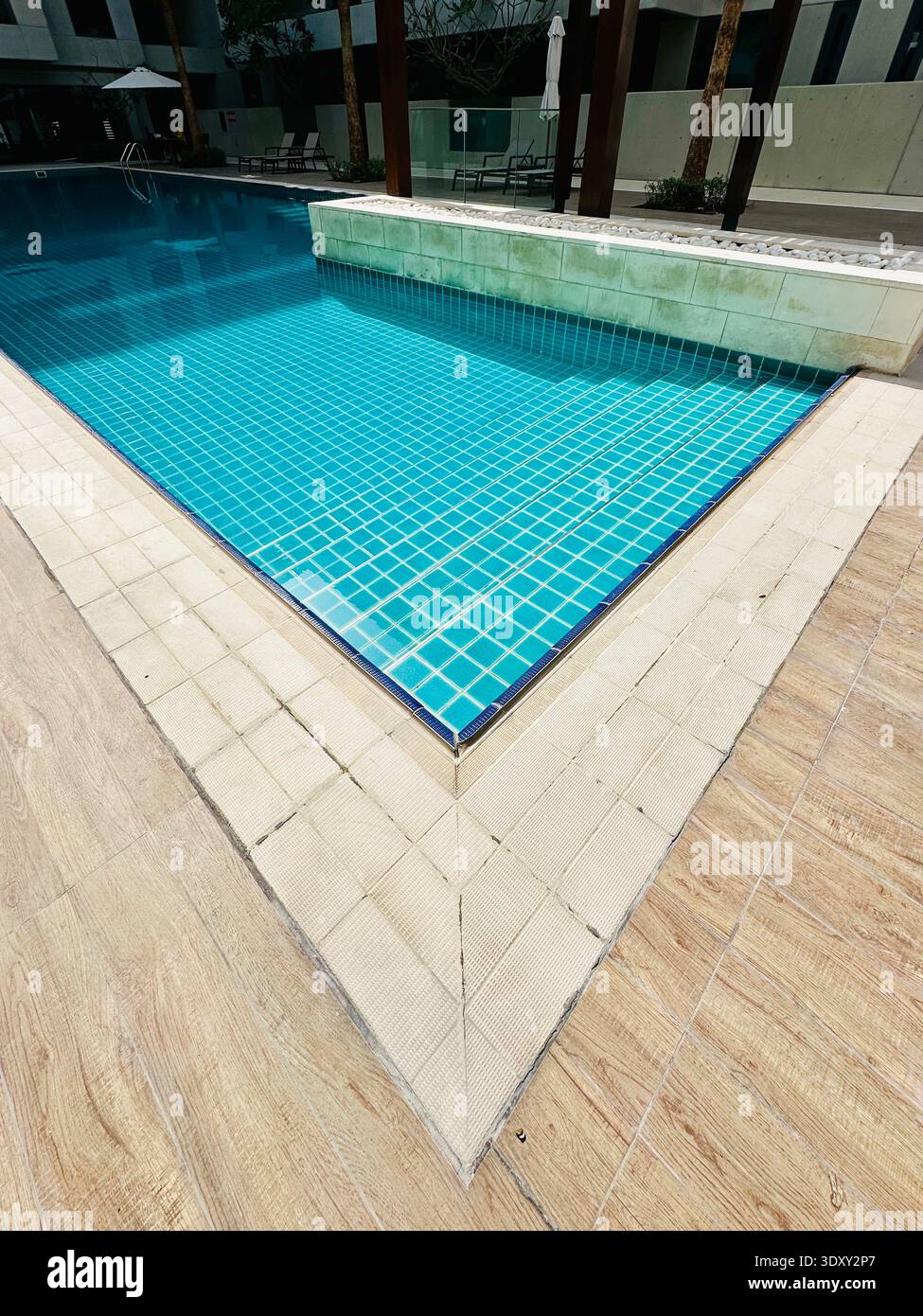 Weitwinkel V-förmige Details des Swimmingpools im Nahen Osten Stockfoto