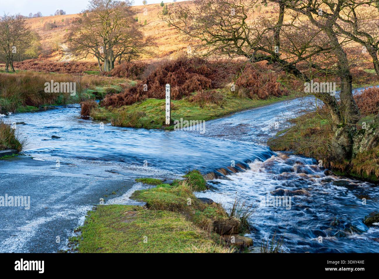 Wasser fließt stetig über eine steinmauer an einer Kreuzung in den North Yorkshire Moors Stockfoto