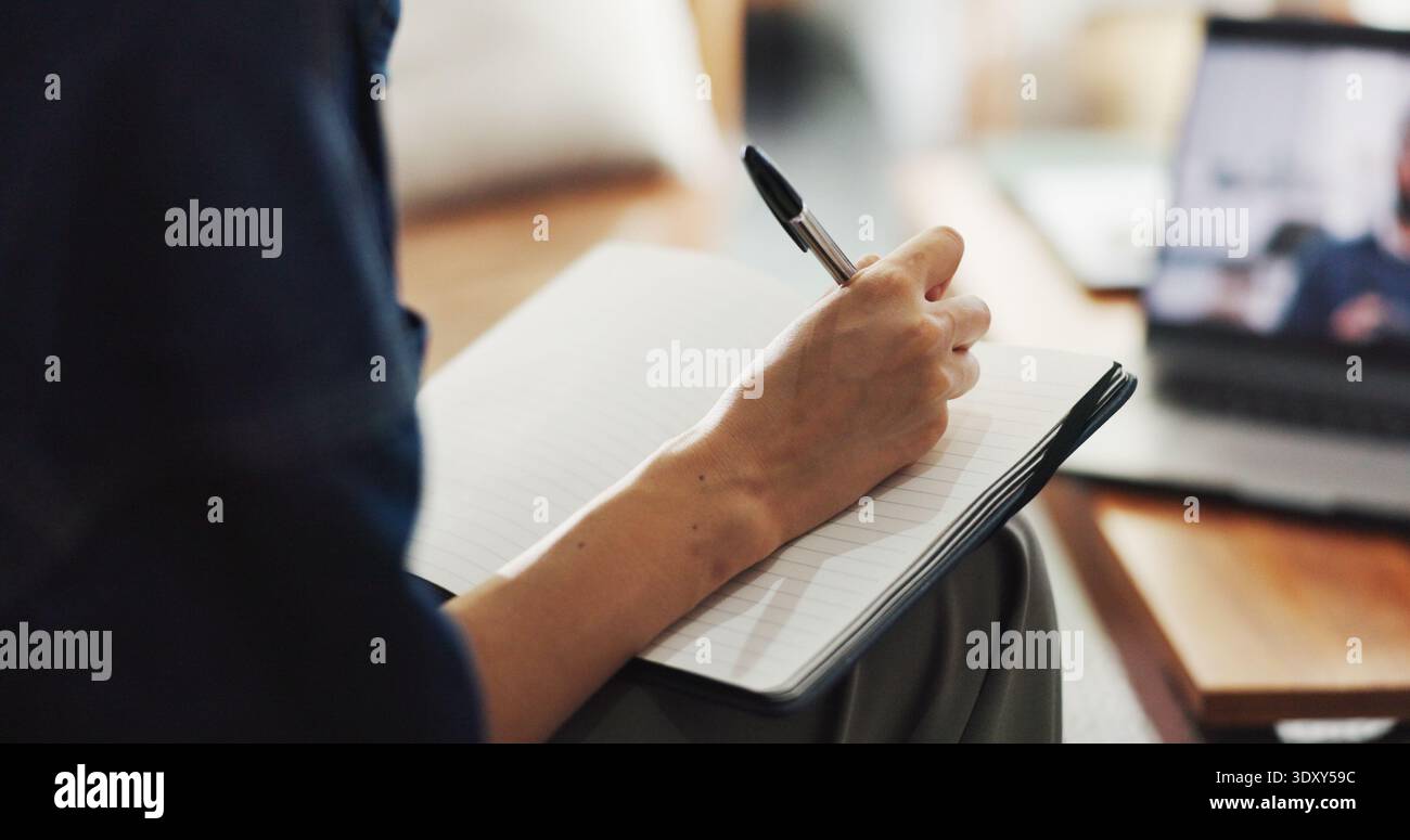 Person, Hände und Schreiben mit Videoanruf im Buch für Online-Meetings, Terminpläne oder Erinnerungen zu Hause. Fernarbeit, Journalist oder Notizen im Tagebuch Stockfoto