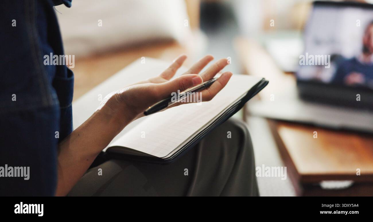 Person, Hände oder Diskussion mit Videoanruf im Buch für Online-Meetings, Terminpläne oder Erinnerungen zu Hause. Fernarbeit, Journalist oder Vorschlag mit Tagebuch Stockfoto