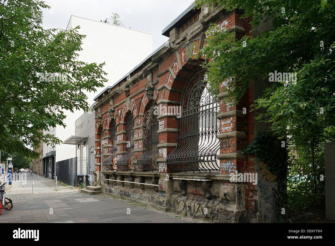 Postamt 16 Ruine, verlassene rote Backsteinpost mit kunstvollen Bögen, Königsstraße, Berlin, Deutschland, Juli 2018. Stockfoto