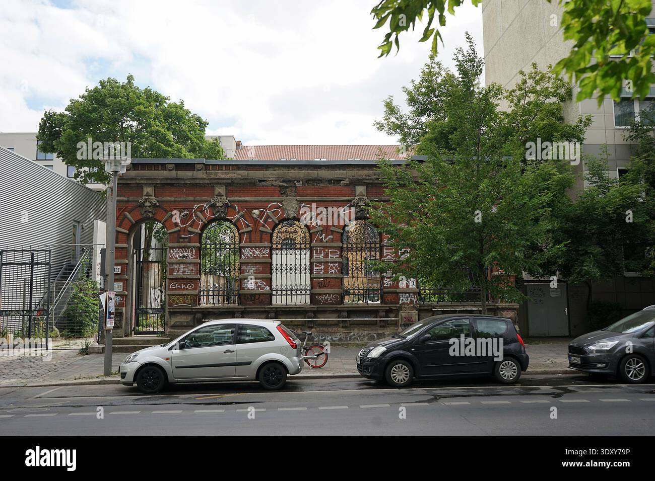 Postamt 16 Ruine, verlassene rote Backsteinpost mit kunstvollen Bögen, Königsstraße, Berlin, Deutschland, Juli 2018. Stockfoto